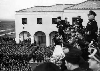 Picture of Mussolini addressing a large crowd of followers.