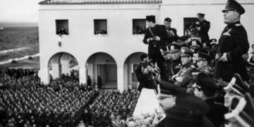 Picture of Mussolini addressing a large crowd of followers.